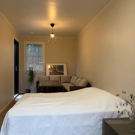 Cozy Yard Guest With Private Entrance Homestay